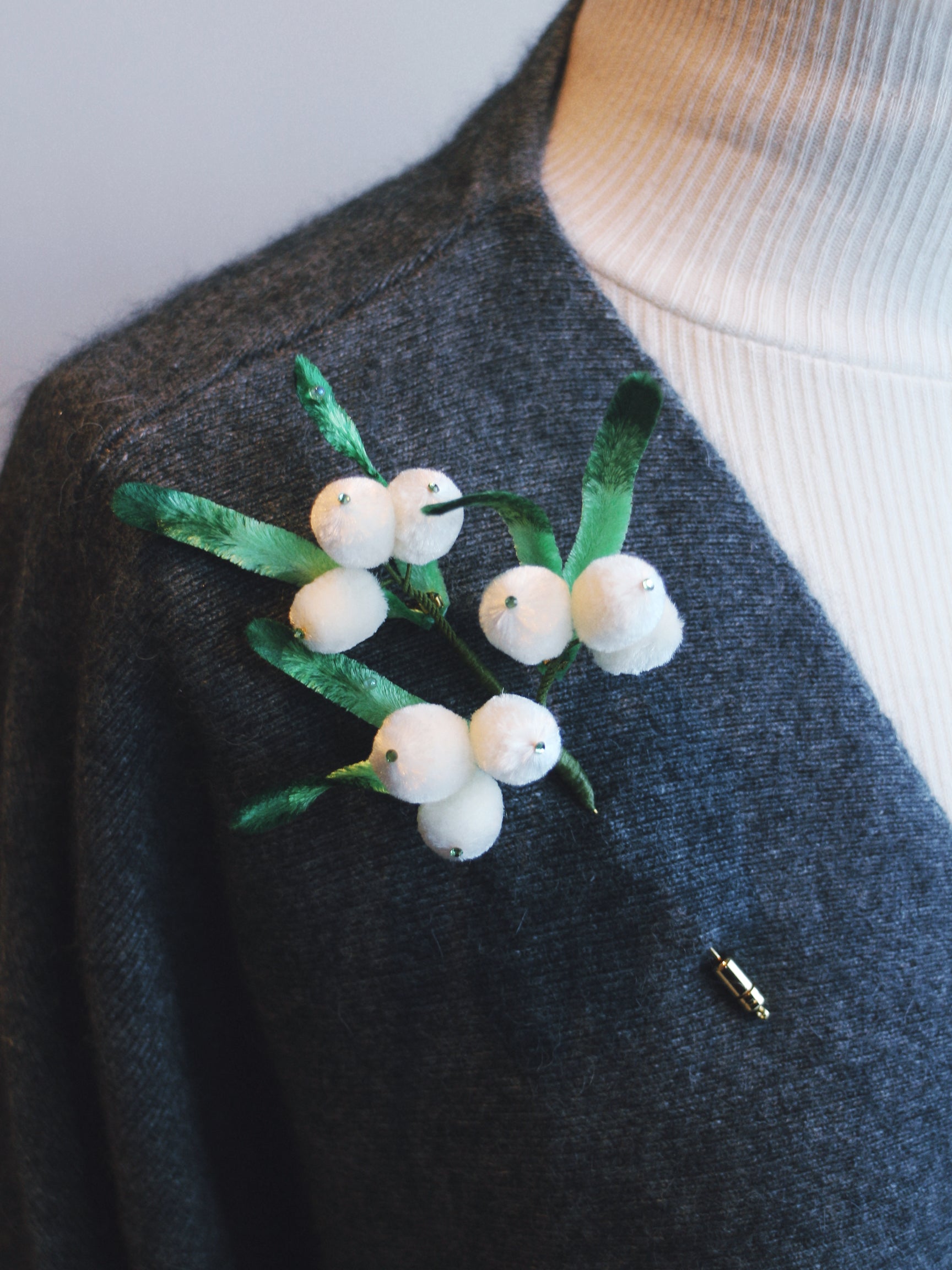 Christmas Velvet Flower Brooch - Mistletoe